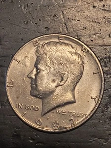 1982-P Kennedy Half Dollar NO FG Missing Designer Initials - Picture 1 of 2