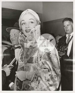 MARLENE DIETRICH Turban Christian DIOR Fashion Mode Fotograf Foto 1955 - Bild 1 von 2