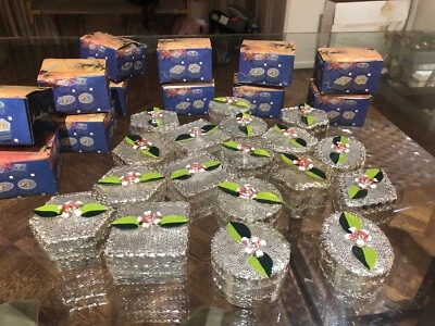 Lote de 30 mini cajas vintage de metal plateado para fiestas joyero flores pintadas Foto 1 de 4