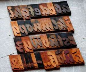 a-z anciens caracteres d'imprimerie en bois typographie lettres ABC imprimeur.~'