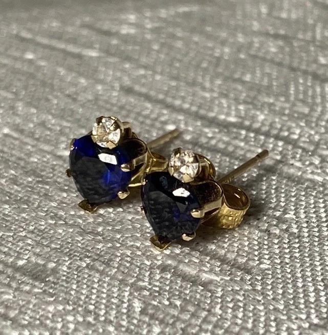 Brincos vintage de ouro amarelo 10K com coração redondo de vidro espinélio azul 0,5 g   - Imagem 1 de 4