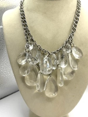 Collar llamativo babero gota lágrima cristal acrílico tono plata Foto 1 de 4