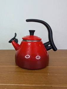 Le Creuset Chrysenth Whistling Tea Kettle "Flame" Orange 1.6 Qt Enamel-on-Steel - Picture 1 of 5