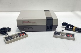 Nintendo NES Console (NES-001) w/ 2 Controllers FOR PARTS 