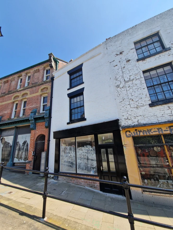 Investment Property Wrexham 6 York St 4 Flats + Shop (optional) cash / trades ok - Image 1 of 4