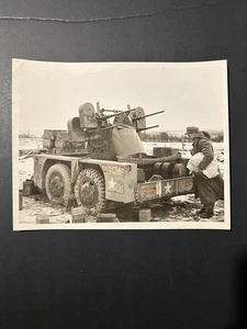 WWII Pressefoto Ardennenschlacht Eupen 1944 gefangener deutscher Filmflakwagen - Bild 1 von 5