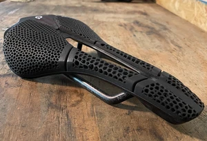 Sillín de ciclismo Prologo Scratch M5 PAS 3D 138 mm 7x9 mm rieles de carbono negro cuello - Imagen 1 de 8