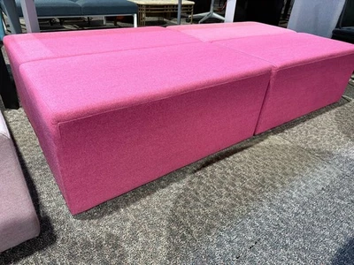 Banco de 2 asientos 42"Wx20"Dx18"H de ERG International en acabado de tela rosa Foto 1 de 4