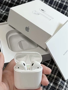 Apple Earphones 2nd Generation Pods Earbuds with Wireless Charging Case White - Picture 1 of 4