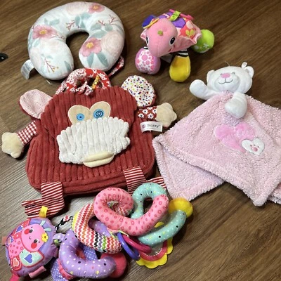 Bebé Niña Sensorial Suave Rosa Juguetes Lote Sonajero Mono Pana Mochila Foto 1 de 4