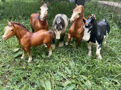 Lot Of 5 Vintage Breyer Horses Collectible Figures - Image 1 of 4