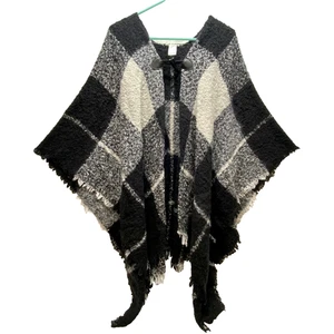 Maurices Toggle Front Poncho Women’s OSFM Black White Plaid Fringe Wrap Boho GUC - Picture 1 of 15