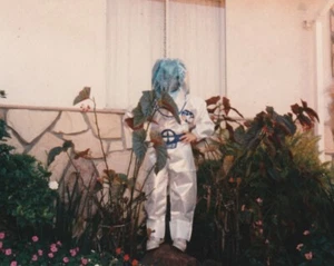 VINTAGE SCHNAPPSCHUSS: KIND IM ASTRONAUTEN HALLOWEEN KOSTÜM - Bild 1 von 1