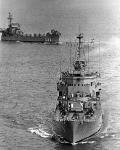 USS Carronade & USS White River unterwegs vor Da Nang 8x10 Vietnamkrieg Foto 430 - Bild 1 von 2