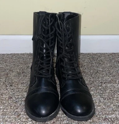 Nuevas botas de combate Charlotte Russe de cuero sintético con cordones para mujer  Foto 1 de 4