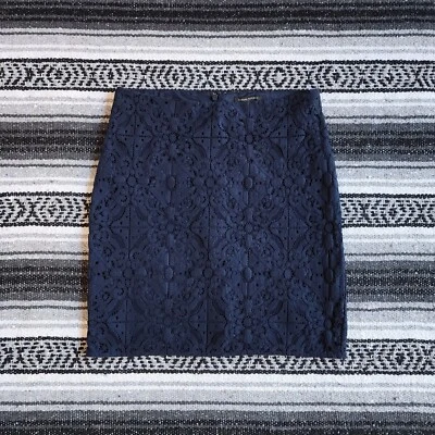 Falda lápiz recta superpuesta de encaje hasta la rodilla Banana Republic talla 8 azul marino Foto 1 de 4