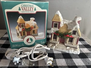 Christmas Valley "Haus" beleuchtetes Porzellangebäude Sammlerstück EUC in Box - Bild 1 von 7