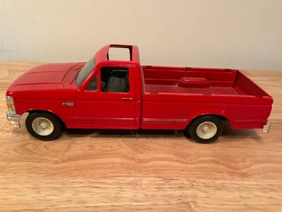 ERTL Ford F 150  1/16  Pickup Truck Red, Sunroof, tailgate, hitch Good Condition - Image 1 of 4