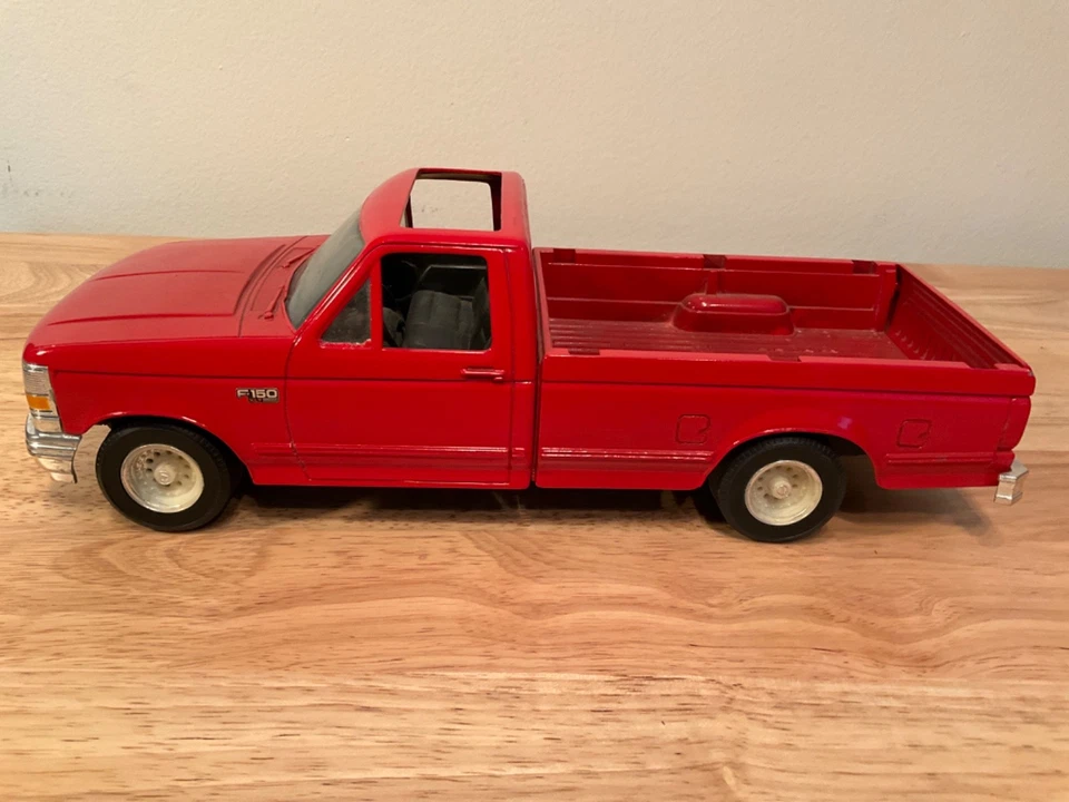 ERTL Ford F 150  1/16  Pickup Truck Red, Sunroof, tailgate, hitch Good Condition - Image 1 of 4