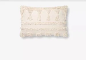 13x21 Kissen Magnolie Home Joanna Jojo Gaines Quasten Fransen Elfenbein HGTV Neu mit Etikett - Bild 1 von 4