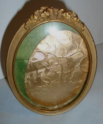 Antiguo marco de fotos victoriano ovalado de latón dorado convexo de pie vidrio pequeño Foto 1 de 4