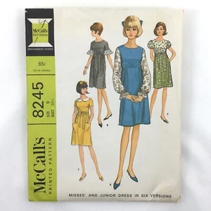 Abito a vita alta McCall's 8245 motivo anni '60 sei versioni junior taglia 9 - Foto 1 di 11