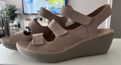 Sandalia de cuña para mujer 11W Clark’s Nubuck triple correa en el desierto Foto 1 de 4