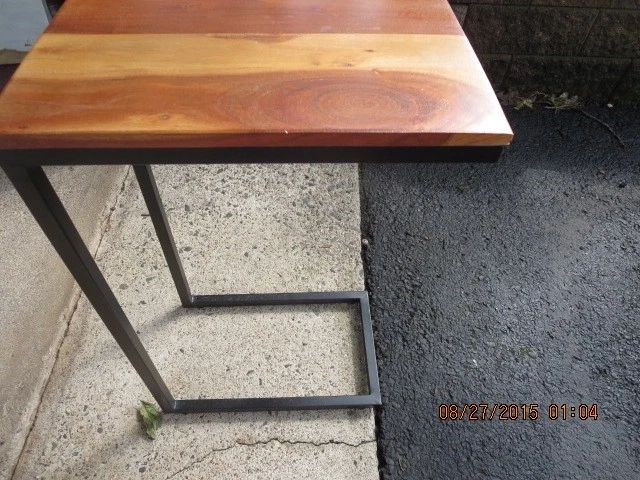 MESA BANDEJA-TAPA DE MADERA--PATAS DE METAL--27" DE ALTO---SOLO RECOGIDA--#T2-3 Foto 1 de 4