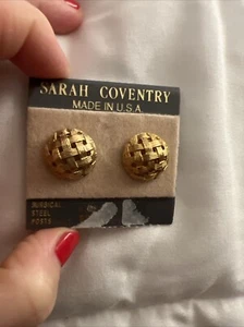 Gold Waffle Woven Stud Earrings By Sarah Coventry W/ Surgical Steel Posts - Picture 1 of 3
