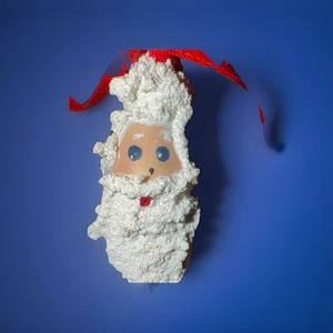 ¡Pequeño prendedor de bolos hecho a mano adorno de árbol de Navidad de Papá Noel! 2,5” - Imagen 1 de 6