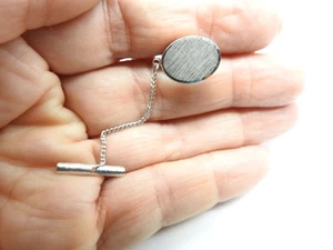 Grabable Texturizado Tono Plata Metal Ovalado Solapa Pin Tie Tac Cadena De Colección - Imagen 1 de 3