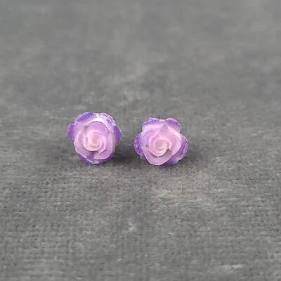 Серьги-гвоздики из нержавеющей стали с фиолетовым цветком розы 1/4 дюйма с подкладкой-бабочкой - Изображение 1 из 4