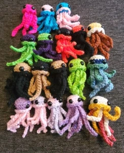 1 Peluche Medusa Amigurumi Ganchillo Hecho a Mano 1 Mini Medusa Crochet *LEER* - Imagen 1 de 20
