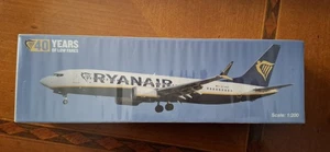 Modellflugzeug Boeing 737-8200 40 Jahre Ryanair Edition Neu Maßstab 1:200 - Bild 1 von 5