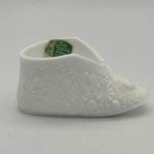 Fenton Kunstglas OVP Old Virginia Glas Milchglas Gänseblümchen & Knopf Bootie / Schuh - Bild 1 von 6