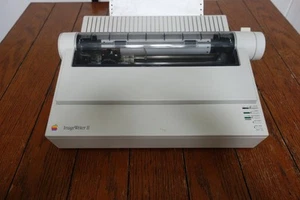 Apple ImageWriter II Dot Matrix Printer Powers on - Bild 1 von 8