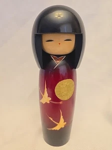 Bambola giapponese in legno Kokeshi capelli neri ragazza uccellini intagliati luna oro 7 3/4'' - Foto 1 di 10
