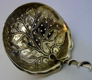 AMERICAN GORHAM STERLING SILVER #44 IVY LEAF SUGAR SIFTER SPOON c1870 RARE - Picture 1 of 9