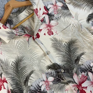 Tommy Bahama Silk Shirt Mens XL Ivory Floral Hawaiian Tropical Coastal - Picture 1 of 8