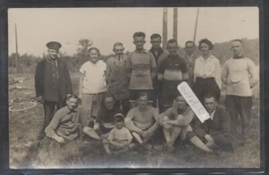 Sportler , Männer , Frauen in Hose , hinten Fahrrad  ,    alte Fotokarte - Picture 1 of 2