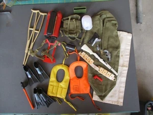 Vintage 60er Jahre GI JOE Field Gear, Helm, Schlafsack, SCUBA Flossen, Rucksack Ausrüstung Posten - Bild 1 von 17