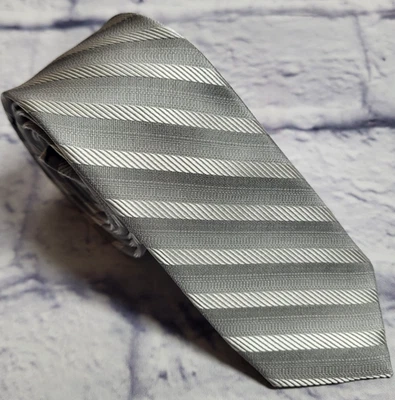 Corbata de seda Express gris a rayas plateadas para hombre ajustada 60 x 2,1/8 Foto 1 de 4