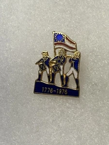 1776 - 1976 SPILLA CRAVATTA FLAUTO BATTERIA BAND PATRIOTI GUERRA RIVOLUZIONARIA BICENTENARIO USA - Foto 1 di 5