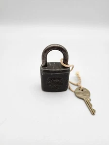 Vecchio lucchetto e chiave vintage Yale & Towne Mfg Co made in USA - Foto 1 di 10