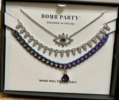 Bomb Party Retro *CAJA NEGRA* Capas de lujo Ella hace sus propias reglas Collares Foto 1 de 4