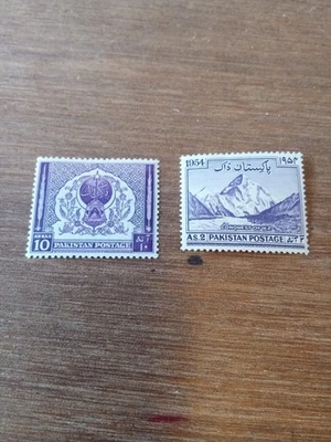 PAKISTÁN - Estampillas - Sc# 61 y 65 - Lámpara y montañas - 1954 - MLH - En muy buen estado Foto 1 de 3
