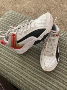 Zapatillas Puma Niños Mid Top Con cordones Negro Rojo y Blanco Usadas - Imagen 1 de 4