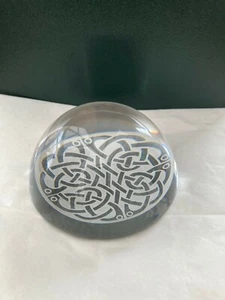 GLAS BRIEFBESCHWERER (EDINBURGH CRYSTAL) KELTISCHES DESIGN.  Sehr guter Zustand - Bild 1 von 1