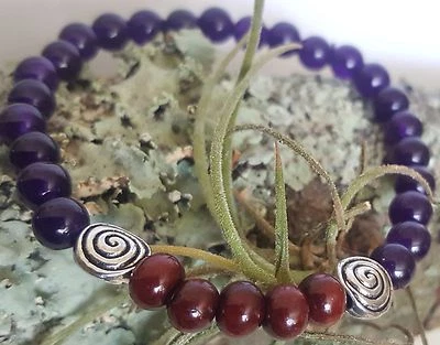 Brazalete elástico con cuentas gema púrpura amatista espiral celta plata madera rosa   Foto 1 de 4