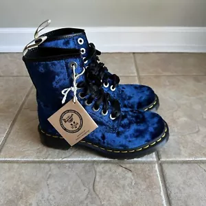 Neu Doc Martens Vegan 31020 Blue Crushed Velvet Schnürstiefel Damen US 5, EU 36 - Bild 1 von 7